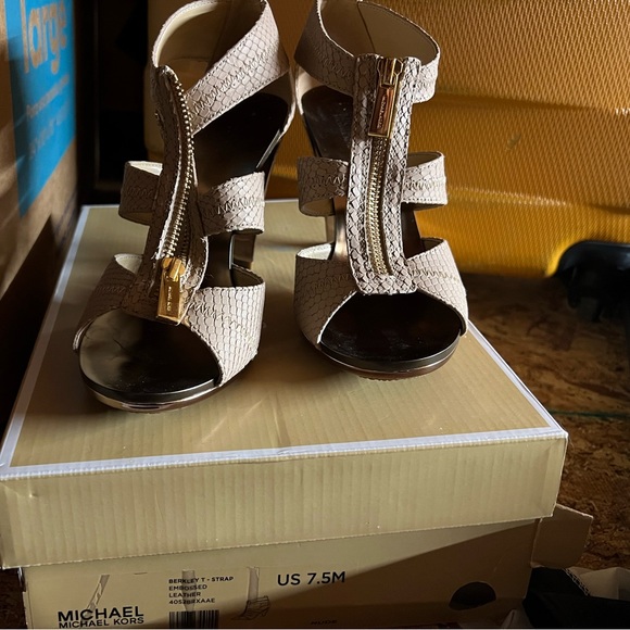 Micheal Kors heels - Picture 2 of 3